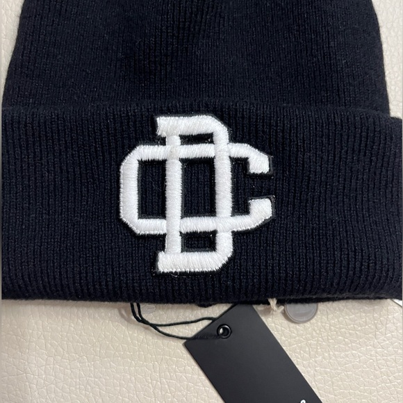 NWT - DSQUARED2 Adult 100% Wool Logo Embroidered Beanie - Made in Italy - Picture 2 of 4